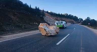 Yola düşen kaya parçası kaldırıldı