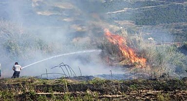 Buğday tarlasına sıçrayan yangın söndürüldü