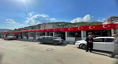 Depremzede 15 esnaf, geçici iş yerlerine kavuştu