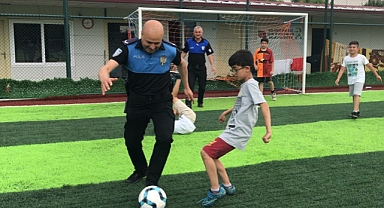 Depremzede çocuklarla polisin futbol maçı