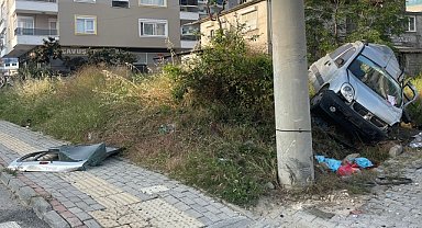 Elektrik direğine çarpan aracın sürücüsü öldü