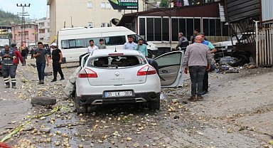 Freni arızalanan tır araçlara çarparak durdu