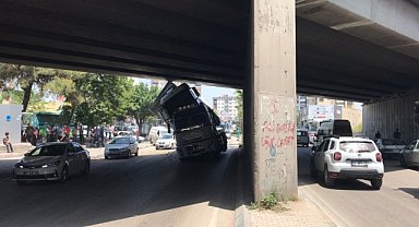 Kamyon yüklü çekici köprüye sıkıştı