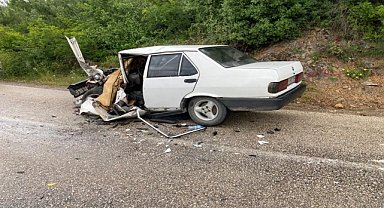 Kamyona çarpan otomobilin sürücüsü yaralandı
