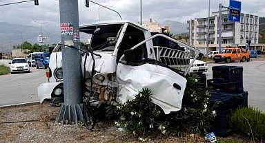 Kamyonetle otomobilin çarpıştığı kazada 3 kişi yaralandı