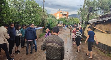 Kozan'da sağanak su baskınlarına neden oldu