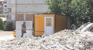 Mahalle yıkıldı ama taksi durağı ayakta kaldı