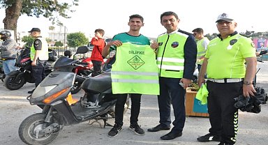 Motosiklet sürücülerine reflektif yelek dağıtıldı