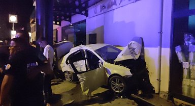 Otomobil midibüse ve market duvarına çarptı: 5 yaralı