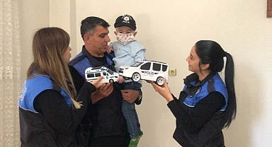 Polis amcaları küçük Bilal’i sevindirdi