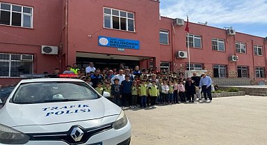 Polis öğrencilere trafik eğitimi verdi
