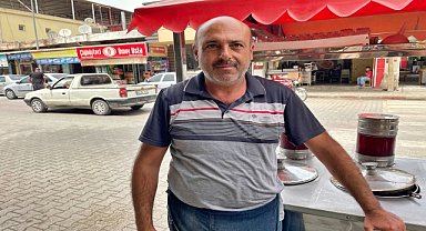 Seyyar satıcı depremde ölmediğini kanıtlamaya çalışıyor