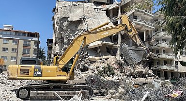 Ağır hasarlı binaların yıkımı devam ediyor