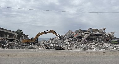 Ağır hasarlı binaların yıkımı sürdü