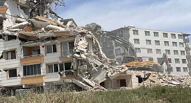 Ağır hasarlı binaların yıkımı sürüyor