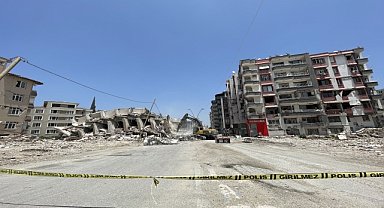 Ağır hasarlı binaların yıkımına devam ediliyor