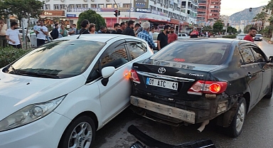 Çarpışan araçlar başka araca çarparak durdu
