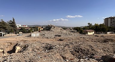 Ebrar Sitesi'nde ağır hasar alan blokların yıkımı tamamlandı