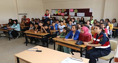 Jandarma, öğrencilerle çevre temizliği yaptı