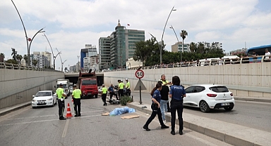 Kamyona çarpan motosiklet sürücüsü öldü