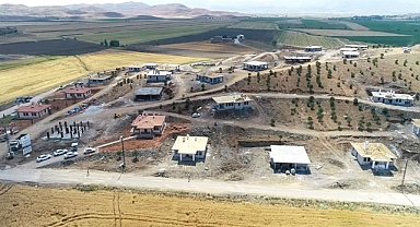 Köy tipi afet konutlarının yapımı sürüyor