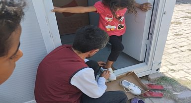 Simitçi Erkan'dan depremzede çocuklara ayakkabı