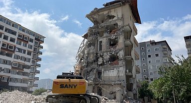 Ağır hasarlı binaların yıkımı sürdü