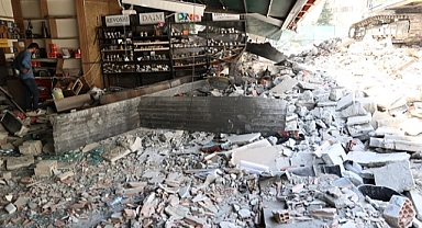 Deprem hasarlı bina yıkım sırasında devrildi