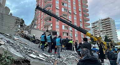 Depremde yıkılan Zeray Apartmanı için 2 kişiye dava