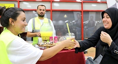 Hacıları güllerle karşıladılar