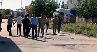 Taşlı sopalı kavga eden komşuları polis ayırdı