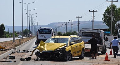 Trafik kazasında 3'ü sağlık çalışanı 5 kişi yaralandı