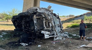 Viyadükten devrilen kamyonetteki 3 kişi yaralandı