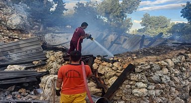Yangın çıkan taş ev ve ahır kullanılamaz hale geldi