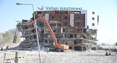 Ağır hasarlı binaların yıkımı devam etti