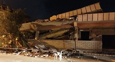 Depremlerde ağır hasar alan bina çöktü
