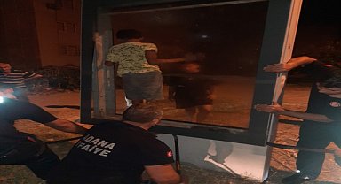 Reklam panosuna sıkışan çocuk kurtarıldı