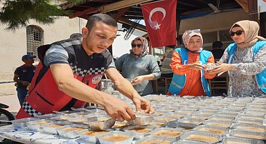 Vatandaşlara aşure dağıtıldı