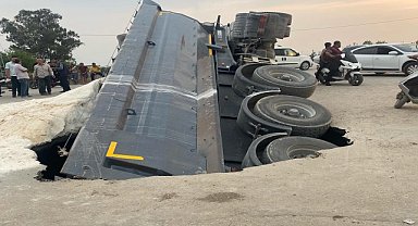 Adana'da bir tır yolda oluşan çukura düştü