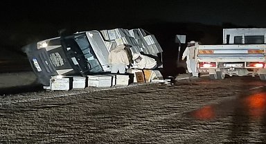 Arı kovanı yüklü kamyonetin sürücüsü yaralandı