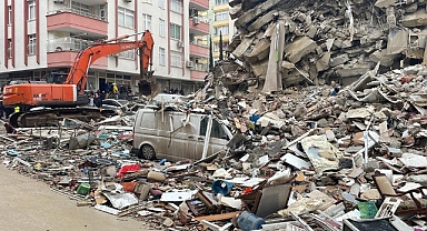 Depremde yıkılan bina için 3 tutuklama