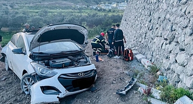 İstinat duvarına çarptı, 5 metreden tarlaya düştü