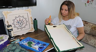 Kadınlar ahşaba renk vererek kazanç sağlıyor