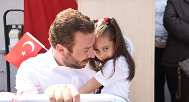 Kadir Aydar, 23 Nisan'ı çocuklarla beraber geçirdi