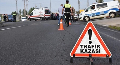 Kaldırıma çarpan motosiklet sürücüsü öldü