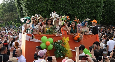 Milyonlarca kişi karnaval için Adana'da buluştu