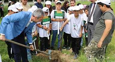 Öğrenciler tarımı okul çiftliğinde öğreniyor