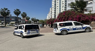 OTOMOBİL DURAĞA DALDI