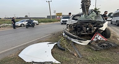 Refüjdeki ağaca çarpan otomobilin sürücüsü yaralandı