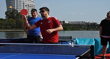 Seyhan Nehri üzerinde masa tenisi yarışması